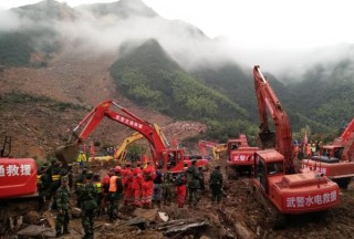 搜狐订阅：今晚澳门一码一肖-航拍长深高速山体滑坡现场