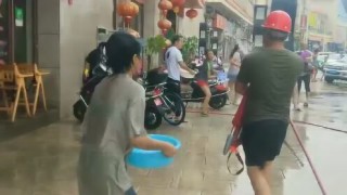 搜狗订阅:白小姐期期开奖一肖一特-女生倒水正巧把一盆水泼到路人身上