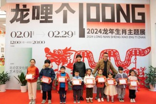 搜狐订阅：2024澳门一肖一码配套成龙-桂林一女子发现蛇爬上车辆“求生”