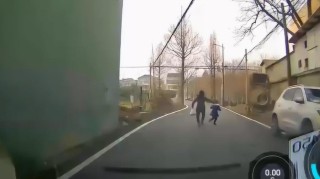 阿里巴巴:澳彩资料免费资料大全-重庆一小车冲出马路坠入小区