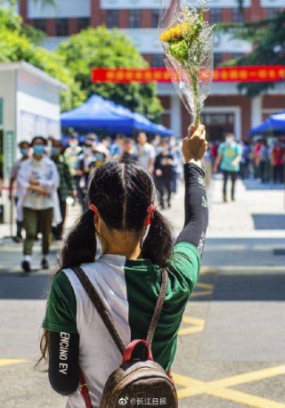 抖音视频:管家婆2024年一马中-男生高考608分 妈妈激动到发出怒音