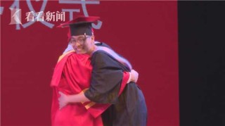 网易:香港一肖一码100%中-男生在毕业典礼上亲了学院书记一口