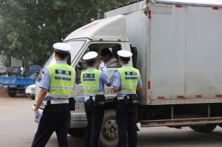 腾讯：新澳门2024正版资料免费公开-外地车被困水中 长沙交警帮推车