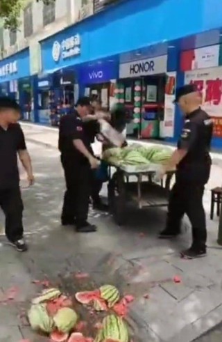 百家号:2O24澳彩管家婆资料传真-残疾夫妇砸西瓜 摊主倒赔500元