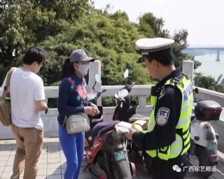 知乎：二四六香港天天开彩大全-交警提醒骑电动行李箱上路属违法