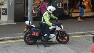 知乎：二四六香港天天开彩大全-交警提醒骑电动行李箱上路属违法