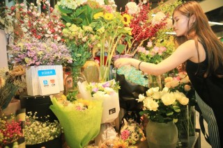 微博:2024香港内部正版大全-女子误将墓园当景区花1万拍婚纱照