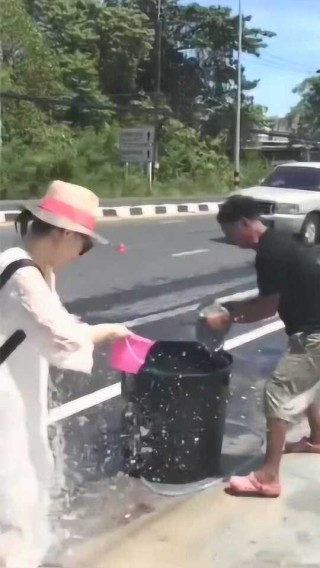 搜狗订阅:白小姐期期开奖一肖一特-女生倒水正巧把一盆水泼到路人身上