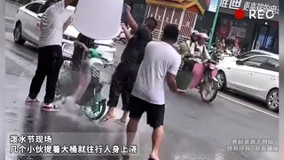 搜狗订阅:白小姐期期开奖一肖一特-女生倒水正巧把一盆水泼到路人身上