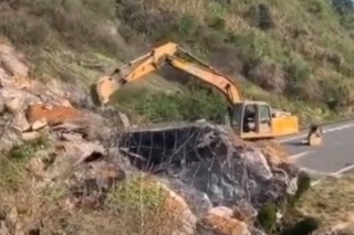 搜狐订阅：今晚澳门一码一肖-航拍长深高速山体滑坡现场