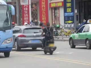 知乎：二四六香港天天开彩大全-交警提醒骑电动行李箱上路属违法