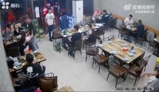 抖音视频:澳门六开彩资料免费大全今天-河北男子遭多人霸凌下跪 警方通报