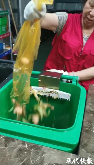 小红书:管家婆一肖一码资料大全-掉进垃圾站的清洁工能生还吗