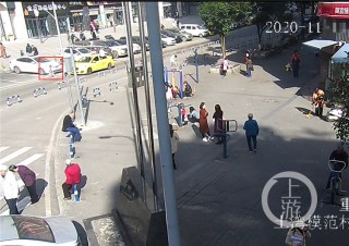 阿里巴巴:澳彩资料免费资料大全-重庆一小车冲出马路坠入小区