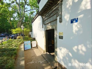 腾讯：香港二四六开奖免费资料唯美图库-游客花518元雇“男大”背娃爬泰山