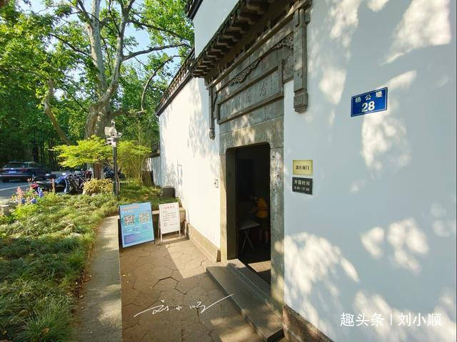 腾讯：香港二四六开奖免费资料唯美图库-游客花518元雇“男大”背娃爬泰山  第1张