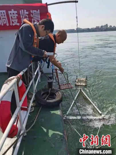 中新网:香港资料图库一免费-大爷撒网十余年未中一鱼  第1张