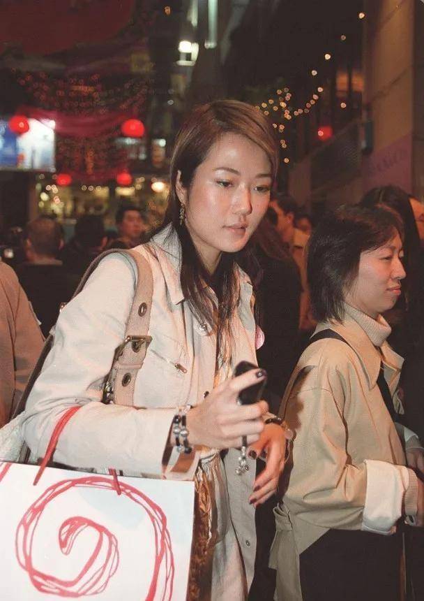 腾讯：香港资料图库一免费-中学毕业典礼女生唱《离别开出花》  第2张