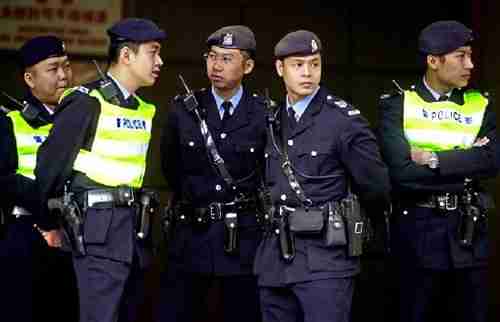 中新网:香港澳门资料大全-上海大妈抢座后称警察不会帮外地人  第3张