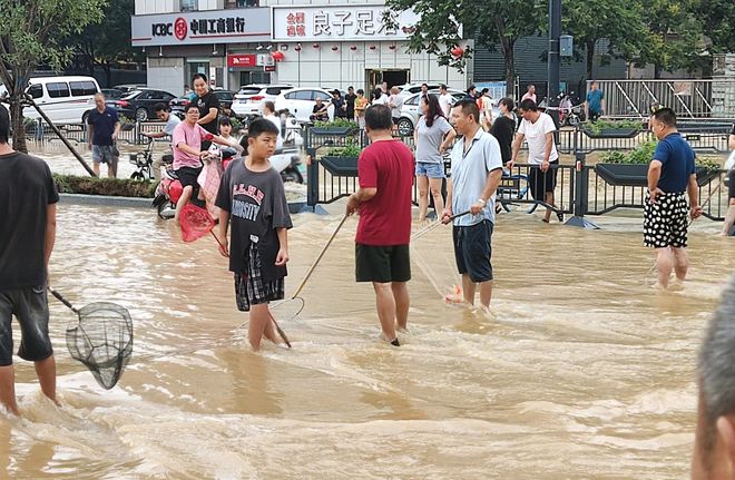 搜狐订阅：管家婆一肖-一码-一中一特-实拍郑州暴雨水浸街  第1张