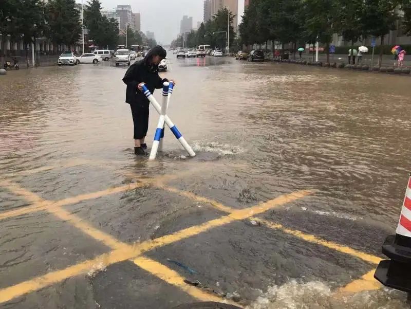 搜狐订阅：管家婆一肖-一码-一中一特-实拍郑州暴雨水浸街  第2张
