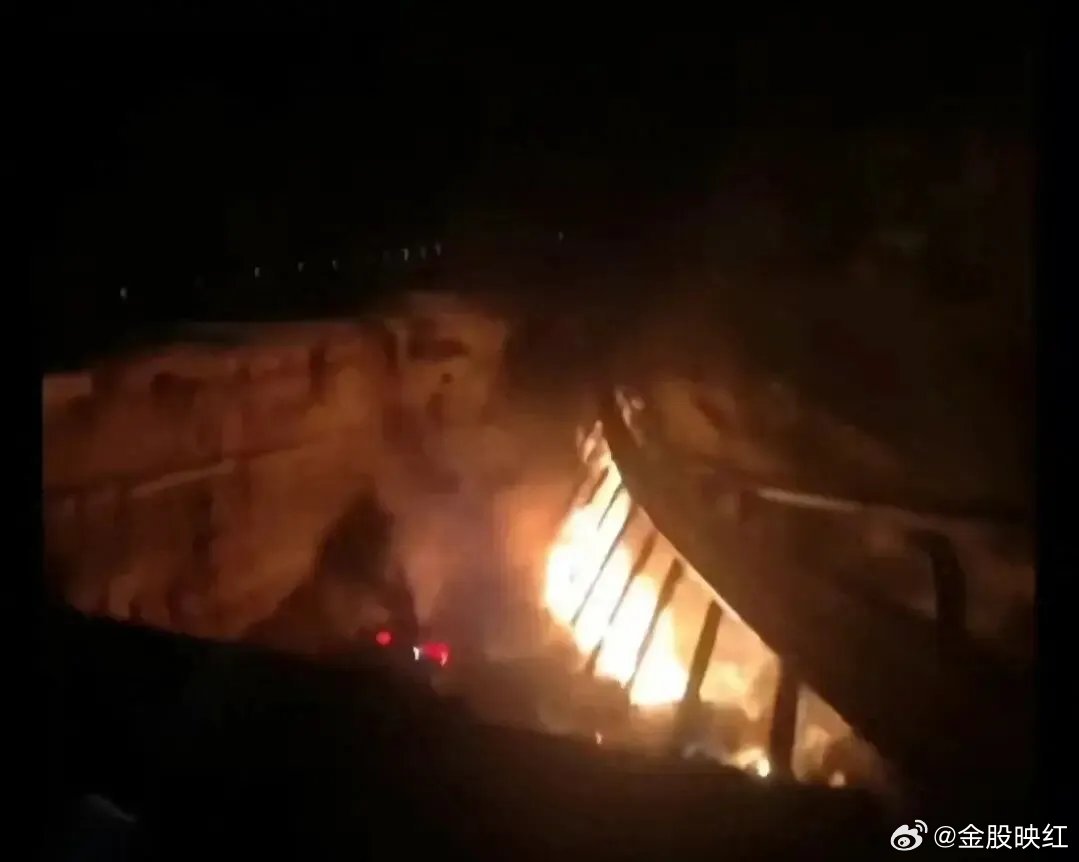 火山视频:2024新澳门彩4949资料-江西236国道山体塌方 有车被埋  第2张