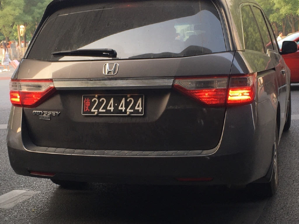 火山视频:澳门新三码必中一免费-开使馆车叫嚣有豁免权的女子道歉  第2张