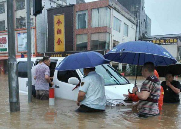 微博:4949澳门开奖免费大全-暴雨过后村民巧用龙骨水车排水  第3张