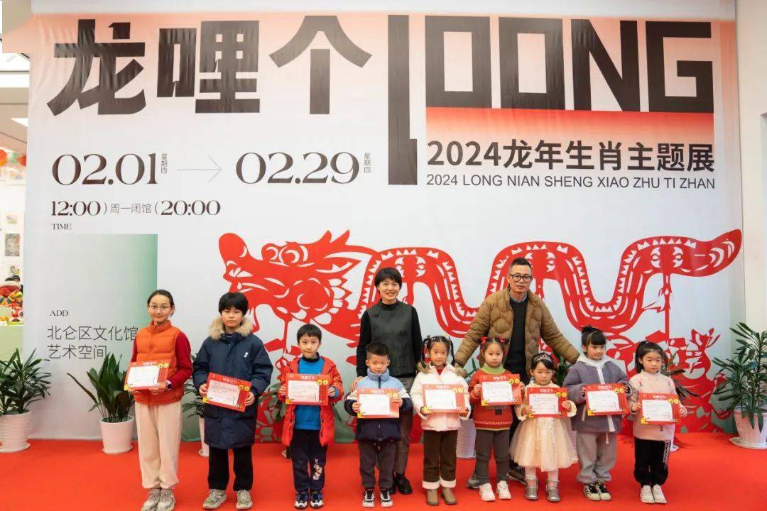 搜狐订阅：2024澳门一肖一码配套成龙-桂林一女子发现蛇爬上车辆“求生”  第3张