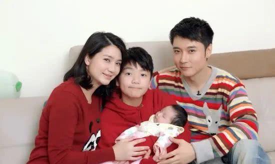 百家号:香港二四六开奖免费资料唯美图库-萌娃嫌饭菜难吃一到饭点就出门蹭饭  第2张