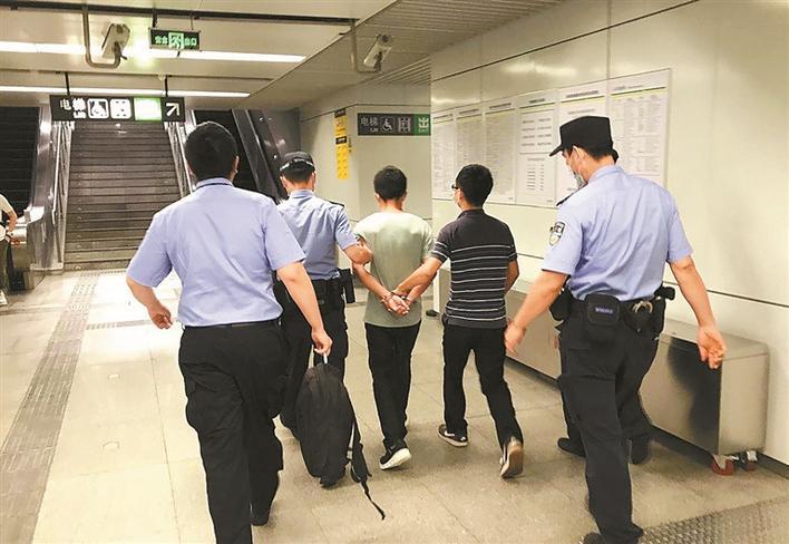 搜狐:新澳好彩免费资料查询-北京65岁男子扰乱地铁乘车秩序被拘  第2张