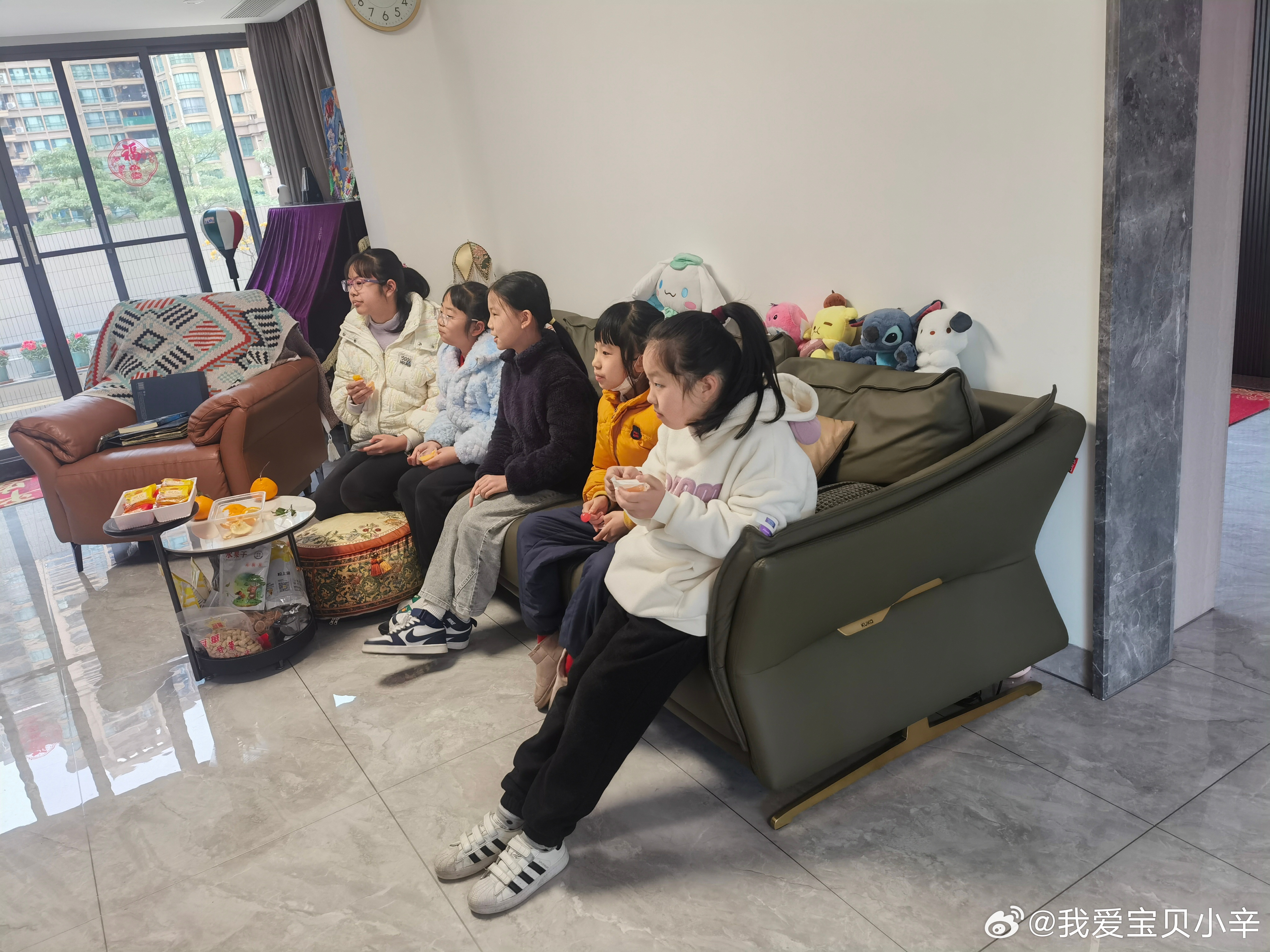 搜狐订阅：2024年新澳门今晚免费资料-姐姐抱妹妹摔下沙发自己主动当肉垫  第1张