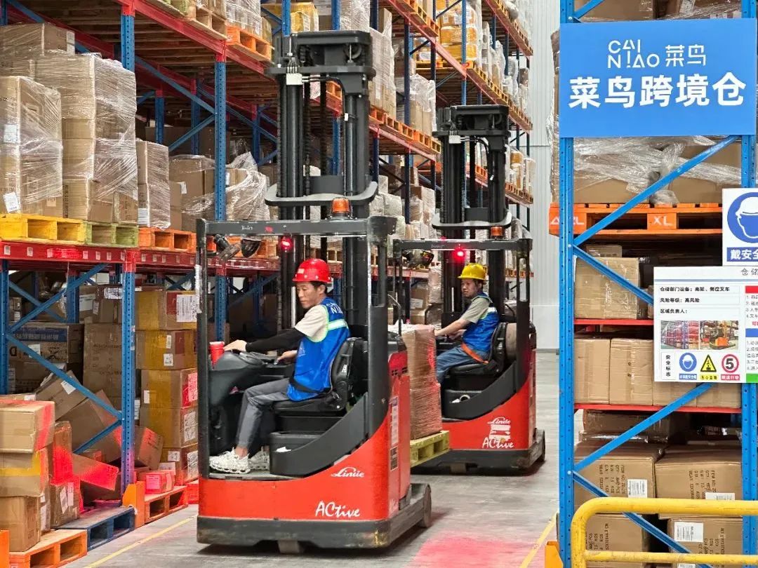 阿里巴巴:4949退库-资料香港2024-宝宝坐在小推车上帮妈妈扛两箱快递  第1张