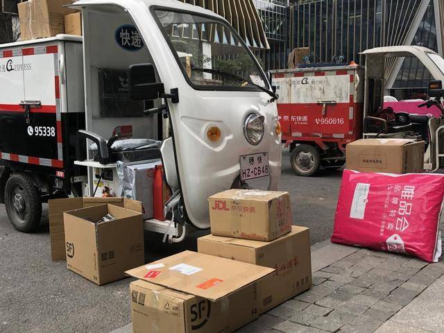 阿里巴巴:4949退库-资料香港2024-宝宝坐在小推车上帮妈妈扛两箱快递  第3张