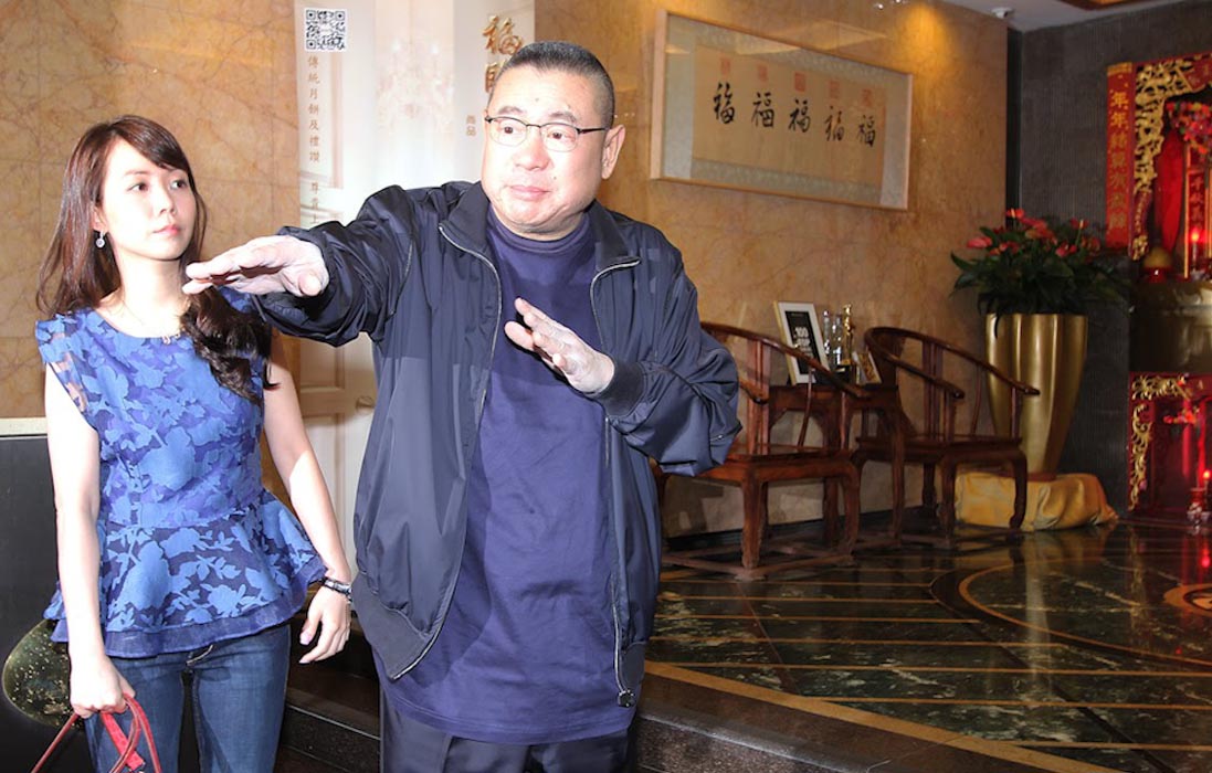 百家号:2024香港内部最准资料-朱炳仁儿子：显摆完儿子显摆老子  第1张