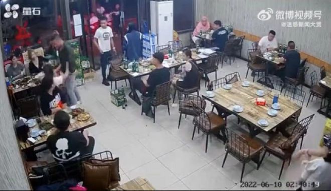 抖音视频:澳门六开彩资料免费大全今天-河北男子遭多人霸凌下跪 警方通报  第1张