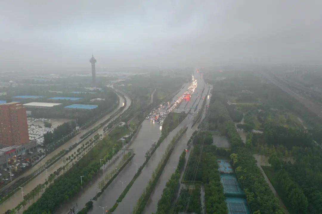 中新网:新澳门2024资料大全管家婆-武汉暴雨 地铁站积水轮渡停运  第1张